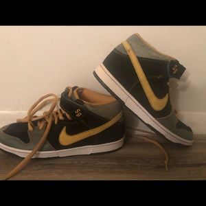Men’s Nike SB Dunk Mid-tops